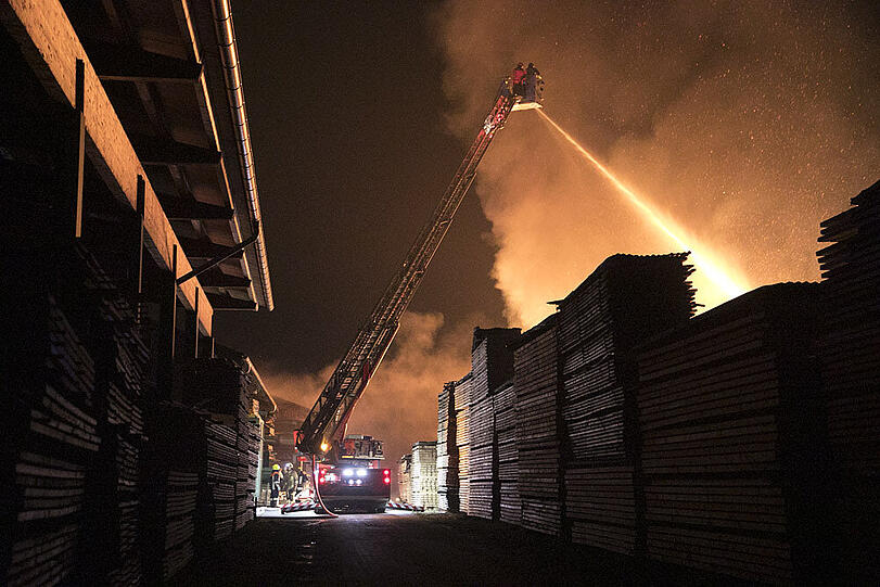 Bilder vom großen Feuerwehreinsatz in Fridolfing am Dienstagabend. Der Sachschaden ist nach dem Brand eines Sägewerks immens.