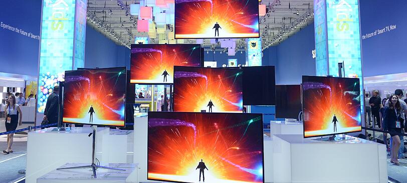 OLED-Fernseher werden am Donnerstag (30.08.2012) am Stand des Unternehmens Samsung auf der Internationalen Funkausstellung in Berlin präsentiert.