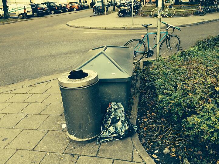 Der Müllsack ist hier überflüssig.