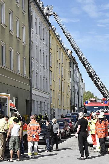 Am Samstag ist ein Mann bei einem Zimmerbrand in Obersendling ums Leben gekommen.