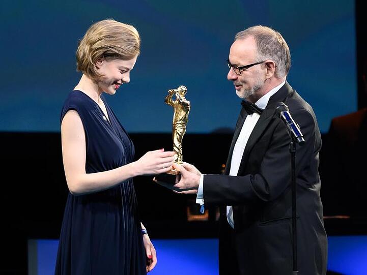 Emma Bading erhält den Preis für die beste Schauspielerin von Manfred Krupp.