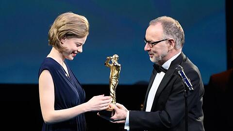 Emma Bading erhält den Preis für die beste Schauspielerin von Manfred Krupp.