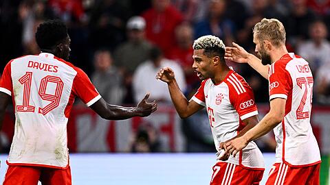 Serge Gnabry (M) feiert seinen Treffer gegen Manchester United.