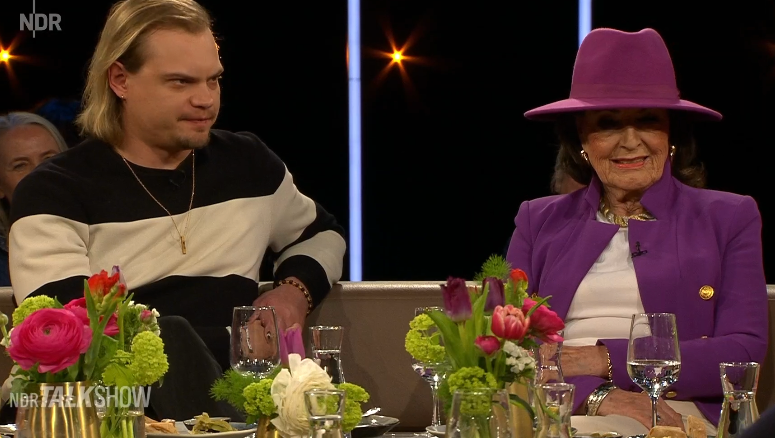Wilson Gonzalez Ochsenknecht und seine Großmutter Bärbel Wierichs feierten in der "NDR Talk Show" ihre gemeinsame TV-Premiere. Wilson Gonzalez Ochsenknecht und seine Großmutter Bärbel Wierichs feierten in der "NDR Talk Show" ihre gemeinsame TV-Premiere.