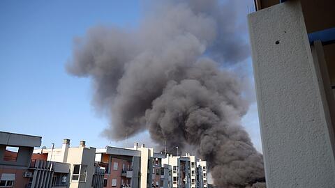 Bei der Explosion ist eine schwarze Rauchwolke zu sehen - die Stadt Rom hat die Bürger aufgerufen, die Fenster geschlossen zu halten.
