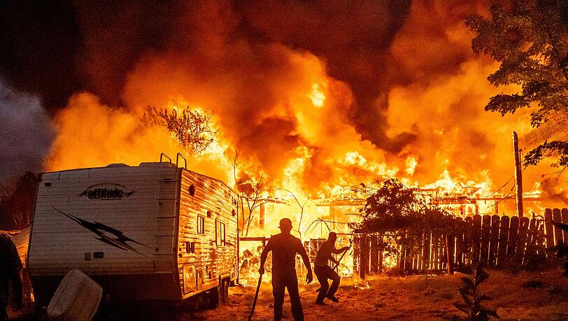 Waldbrand-zerst-rt-Geb-ude-nahe-ehemaliger-Goldgr-ber-Stadt