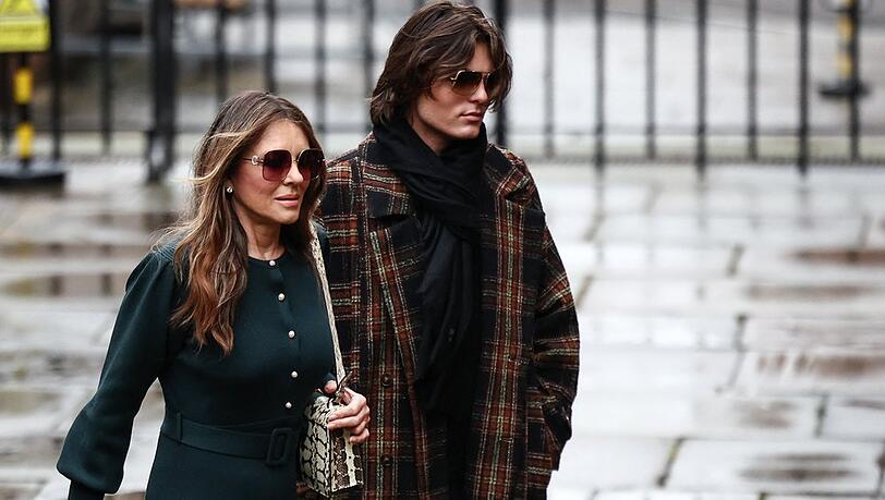 Die britische Schauspielerin Elizabeth "Liz" Hurley kam in Begleitung von Sohn Damian zum High Court in London. Die britische Schauspielerin Elizabeth "Liz" Hurley kam in Begleitung von Sohn Damian zum High Court in London.