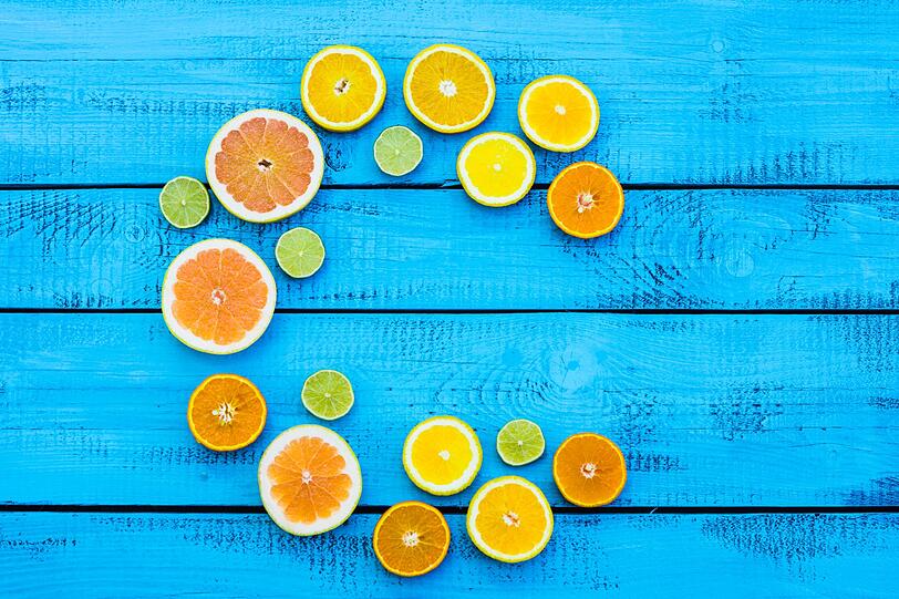 Die gelben Früchte liefern bis zu 50 Milligramm Vitamin C pro 100 Gramm und wirken antioxidativ im Körper. Mit der empfohlenen Vitamin-C-Zufuhr (Männer 110 Milligramm pro Tag, Frauen 95 Milligramm pro Tag) können Schadstoffe verursacht durch Stress, Umweltgifte, Nikotin und Entzündungen, besser abtransportiert und auch eigene Immunzellen produziert werden. Zitronen stärken also das Immunsystem. Die gelben Früchte liefern bis zu 50 Milligramm Vitamin C pro 100 Gramm und wirken antioxidativ im Körper. Mit der empfohlenen Vitamin-C-Zufuhr (Männer 110 Milligramm pro Tag, Frauen 95 Milligramm pro Tag) können Schadstoffe verursacht durch Stress, Umweltgifte, Nikotin und Entzündungen, besser abtransportiert und auch eigene Immunzellen produziert werden. Zitronen stärken also das Immunsystem.