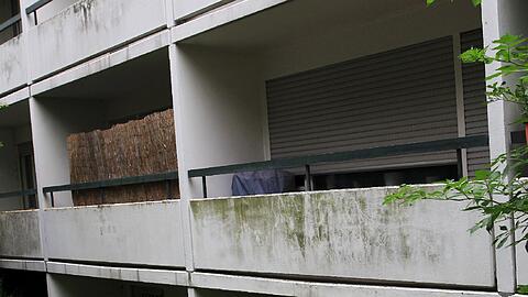 Vermooste und verdreckte Balkone, die Rolläden heruntergezogen: Schöner Wohnen in Harlaching? Von wegen.