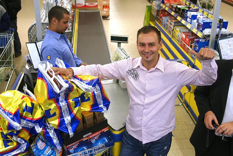Einkaufen mal anders. Beim Speedshopping im Lidl dürfen sich fünf Münchner nach Lust und Laune bedienen - ohne dafür zu zahlen. Allerdings haben sie nur drei Minuten Zeit dafür. Die besten Bilder von einer rasanten Einkaufstour.