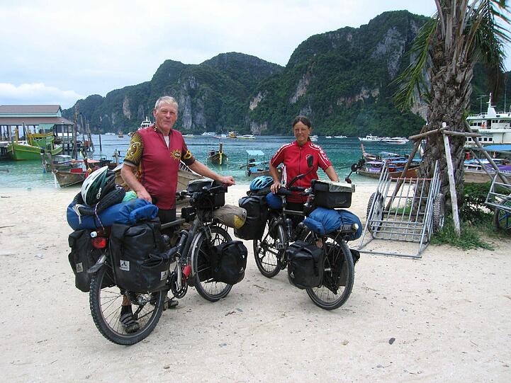 Doris und Klaus Höhle sind mit dem Radl da - hier am Strand in Thailand