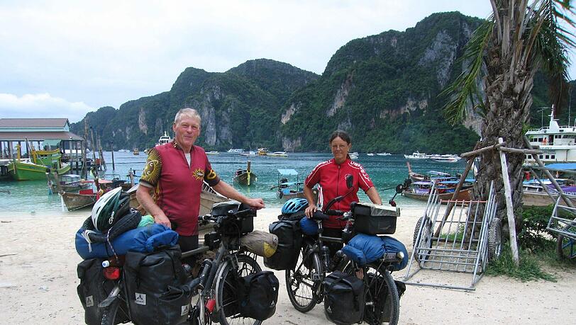 Doris und Klaus Höhle sind mit dem Radl da - hier am Strand in Thailand Doris und Klaus Höhle sind mit dem Radl da - hier am Strand in Thailand