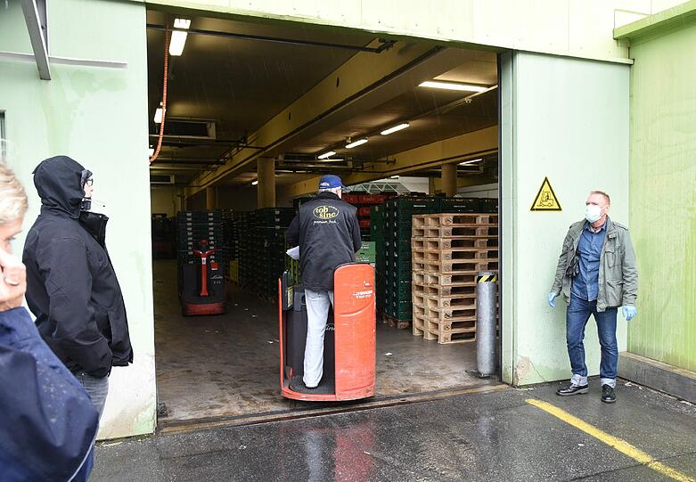 Polizeieinsatz im Essener Großmarkt. Die Beamten durchsuchten die gesamte Bananenlieferung und sicherten Kokain im Millionenwert.