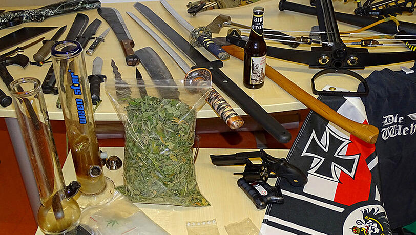 Messer, Dolche, Schwerter, Macheten, Armbrüste, ein Luftgewehr große Mengen Pfeile, Munition und Nazi-Devotionalien wurden vor einer Woche bei der richterlich angeordneten Hausdurchsuchung entdeckt. Messer, Dolche, Schwerter, Macheten, Armbrüste, ein Luftgewehr große Mengen Pfeile, Munition und Nazi-Devotionalien wurden vor einer Woche bei der richterlich angeordneten Hausdurchsuchung entdeckt.