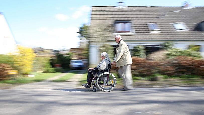 Die Pflege eines nahen Angehörigen ist anstrengend - sie kann aber auch sehr erfüllend sein. Diese Erfahrung machen Männer ganz genauso wie Frauen. Die Pflege eines nahen Angehörigen ist anstrengend - sie kann aber auch sehr erfüllend sein. Diese Erfahrung machen Männer ganz genauso wie Frauen.