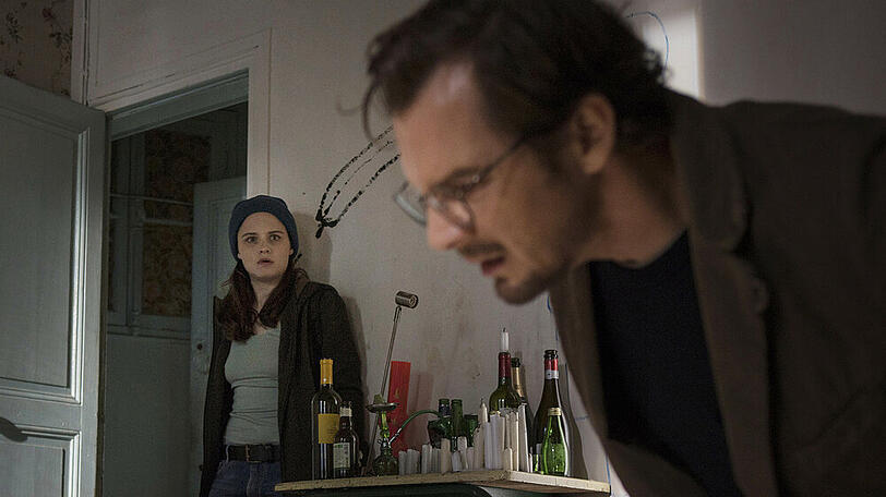 "Charlotte Link: Die Entscheidung": Simon (Felix Klare) und Nathalie (Jasna Fritzi Bauer) finden eine Leiche