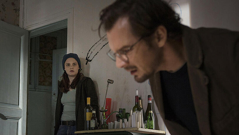 "Charlotte Link: Die Entscheidung": Simon (Felix Klare) und Nathalie (Jasna Fritzi Bauer) finden eine Leiche "Charlotte Link: Die Entscheidung": Simon (Felix Klare) und Nathalie (Jasna Fritzi Bauer) finden eine Leiche