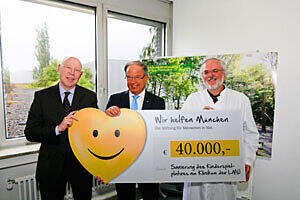 Scheckübergabe im Klinikum Großhadern (v. l.): Prof. Alexander Berghaus, Vorsitzender des Fördervereins, Harald Strötgen,Vorstandsvorsitzender der Stadtsparkasse München, und Prof. Dr. Burkhard Göke, Ärztlicher Direktor des Klinikums.