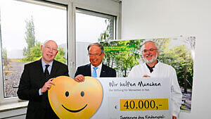 Scheckübergabe im Klinikum Großhadern (v. l.): Prof. Alexander Berghaus, Vorsitzender des Fördervereins, Harald Strötgen,Vorstandsvorsitzender der Stadtsparkasse München, und Prof. Dr. Burkhard Göke, Ärztlicher Direktor des Klinikums.