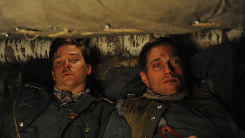 Tom Schilling (l.) und Volker Bruch in "Unsere Mütter, unsere Väter" Tom Schilling (l.) und Volker Bruch in "Unsere Mütter, unsere Väter"
