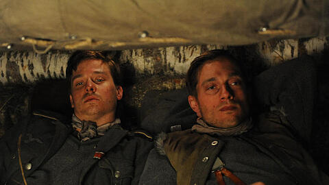 Tom Schilling (l.) und Volker Bruch in "Unsere Mütter, unsere Väter"