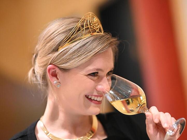 Die Deutsche Weinkönigin Carolin Klöckner 2018 in Karlsruhe.