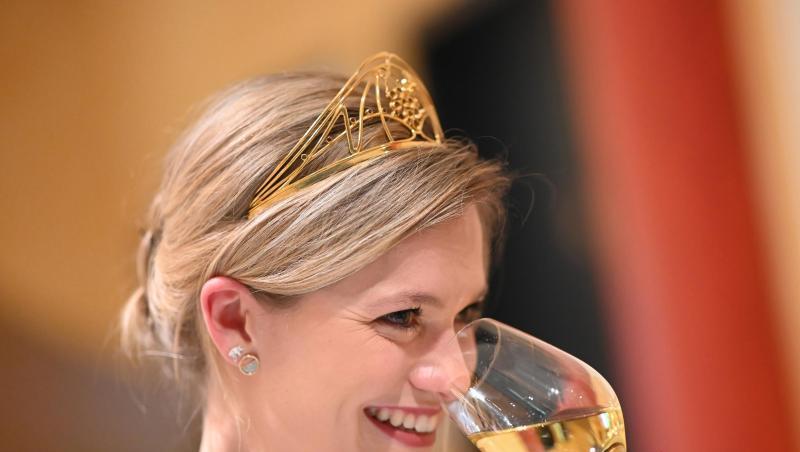 Die Deutsche Weinkönigin Carolin Klöckner 2018 in Karlsruhe. Die Deutsche Weinkönigin Carolin Klöckner 2018 in Karlsruhe.