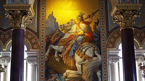 Der Ritter und Heilige Georg im Thronsaal von Neuschwanstein, wo Ludwig sich als Alleinherrscher mit den Gralsrittern vereinen wollte.