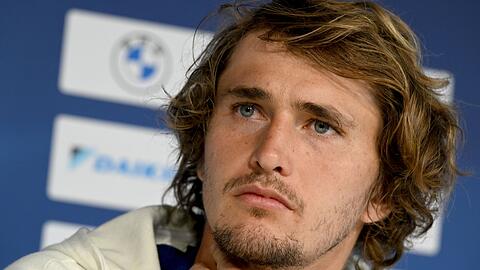 Alexander Zverev nimmt während der ATP-Tour in München an einer Pressekonferenz teil.