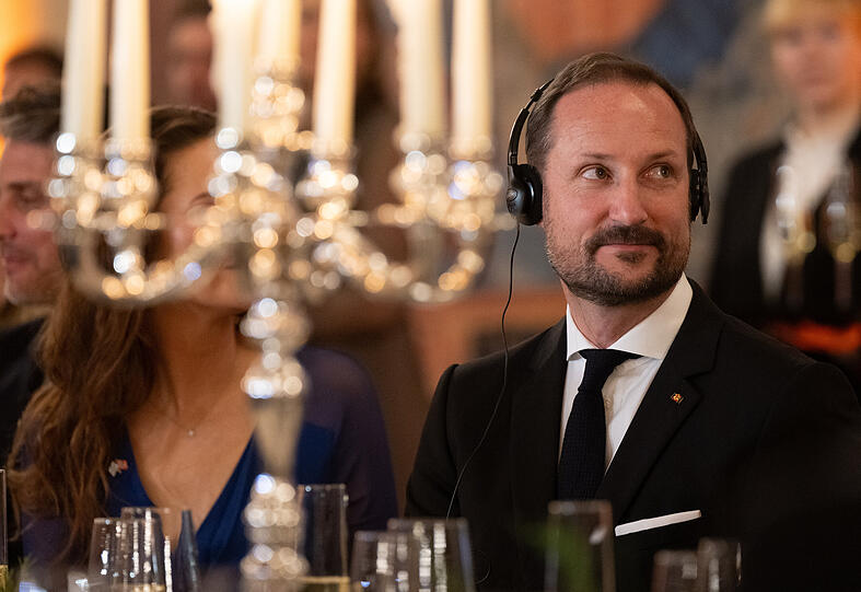 Haakon lauscht der Rede von Florian Herrmann