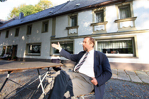 &bdquo;Ich habe hier das Hausrecht&ldquo;: Jürgen Rieger vor &bdquo;seinem&ldquo; Gasthof Puchtler, den er zur Zentrale der braunen Siedlung machen will.