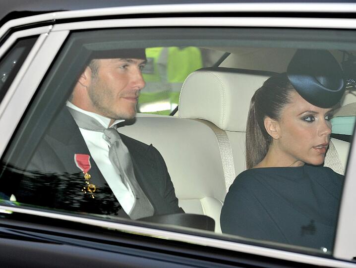 Die ersten Gäste kommen an der Westminster Abbey an: Fußballstar David Beckham mit seiner Frau Victoria.