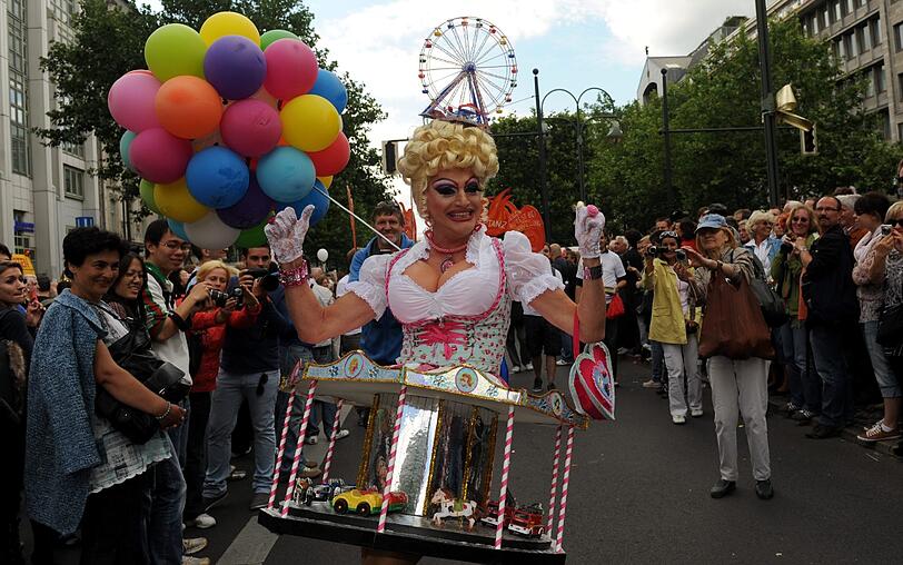 Fantasievoll bekleidet feiern am Samstag die Teilnehmer auf der Parade zum Christopher Street Day (CSD) in Berlin.