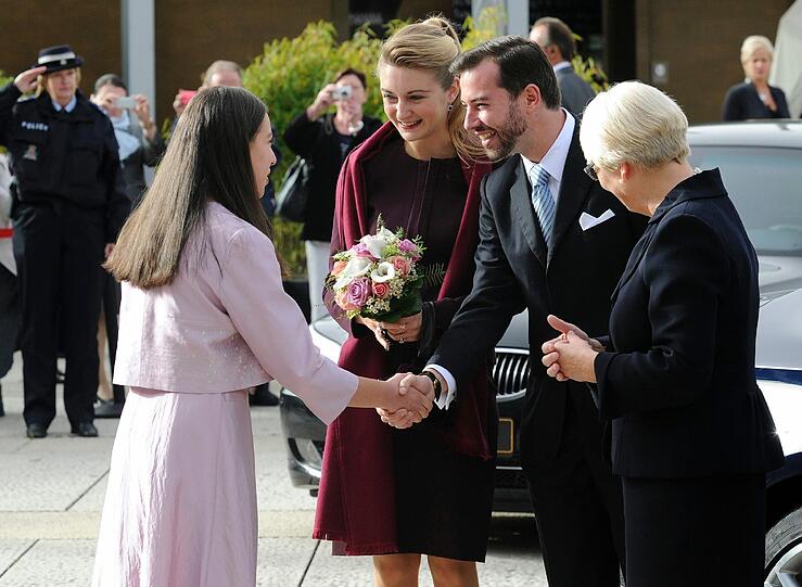Glückwünsche von Serena Boulkemoun vom Nationalen Studentenrat. Prinz Guillaume hat Politikwissenschaften studiert, seine Verlobte Stéphanie ist studierte Germanistin.