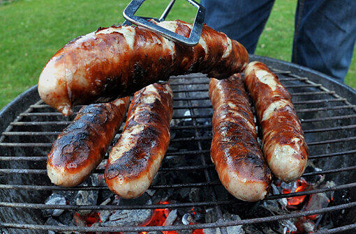 Der Wurstverbrenner:
Qualität ist ihm wurscht: Es geht ihm um Tempo, Feuer und den Geruch von verbranntem Fleisch. Seinen Grill hat er an der Tankstelle erworben, auf einer simplen Dreibein-Konstruktion aus dünnem Blech liegt ein einfacher Rost. Die Kohle entfacht er, indem er einen großzügigen Schuss Brennspiritus zum Beschleunigen verwendet...