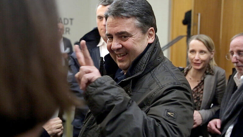 SPD-Chef und Vizekanzler Sigmar Gabriel bei einer Diskussionsveranstaltung mit Anhängern und Gegnern der islamkritischen Pegida in Dresden. SPD-Chef und Vizekanzler Sigmar Gabriel bei einer Diskussionsveranstaltung mit Anhängern und Gegnern der islamkritischen Pegida in Dresden.