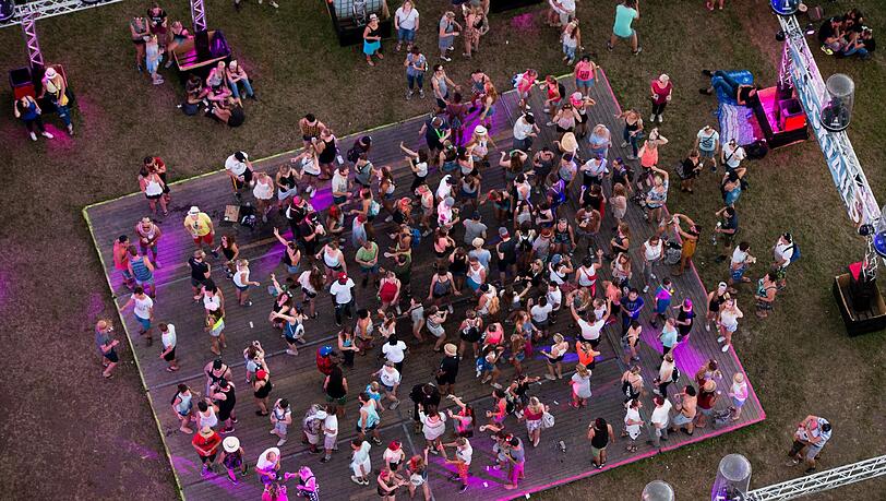 Tag 2: Seeufer und Bergkulisse mit Beats, Gitarren und polyrhythmischen Klängen - das 22. Chiemsee Summer Festival in Übersee geht noch bis Sonntag. Tag 2: Seeufer und Bergkulisse mit Beats, Gitarren und polyrhythmischen Klängen - das 22. Chiemsee Summer Festival in Übersee geht noch bis Sonntag.