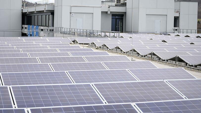 Eine Photovoltaik-Anlage auf einem Gebäude. (Symbolbild)