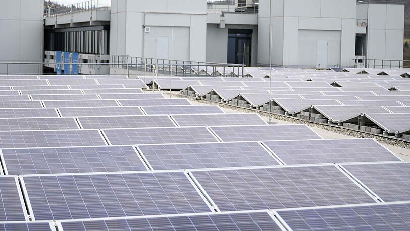 Eine Photovoltaik-Anlage auf einem Gebäude. (Symbolbild) Eine Photovoltaik-Anlage auf einem Gebäude. (Symbolbild)