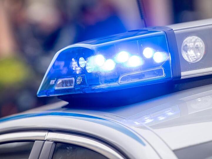 Ein Blaulicht der Polizei. Foto: Lino Mirgeler/Archivbild