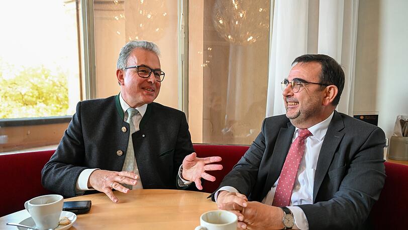 Die Chemie stimmt – und der Humor auch: Streibl (l.) und Holetschek während des AZ-Interviews. Die Chemie stimmt – und der Humor auch: Streibl (l.) und Holetschek während des AZ-Interviews.