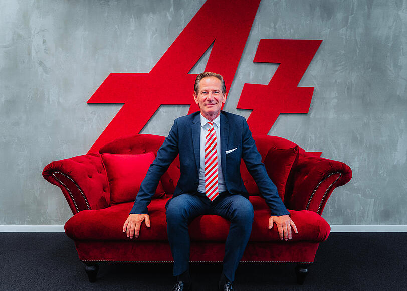 Probesitzen: Michael Potreck nimmt schon einmal auf "seinem" roten AZ-Sofa Platz.