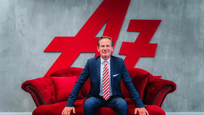 Probesitzen: Michael Potreck nimmt schon einmal auf "seinem" roten AZ-Sofa Platz.