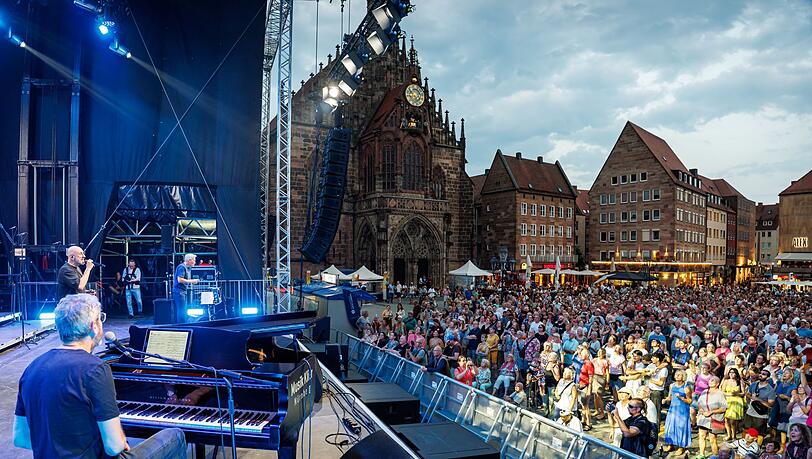 Das Bardentreffen in Nürnberg gehört nach Angaben der Stadt zu den größten Umsonst-und-Draußen-Festivals in Deutschland. Das Bardentreffen in Nürnberg gehört nach Angaben der Stadt zu den größten Umsonst-und-Draußen-Festivals in Deutschland.