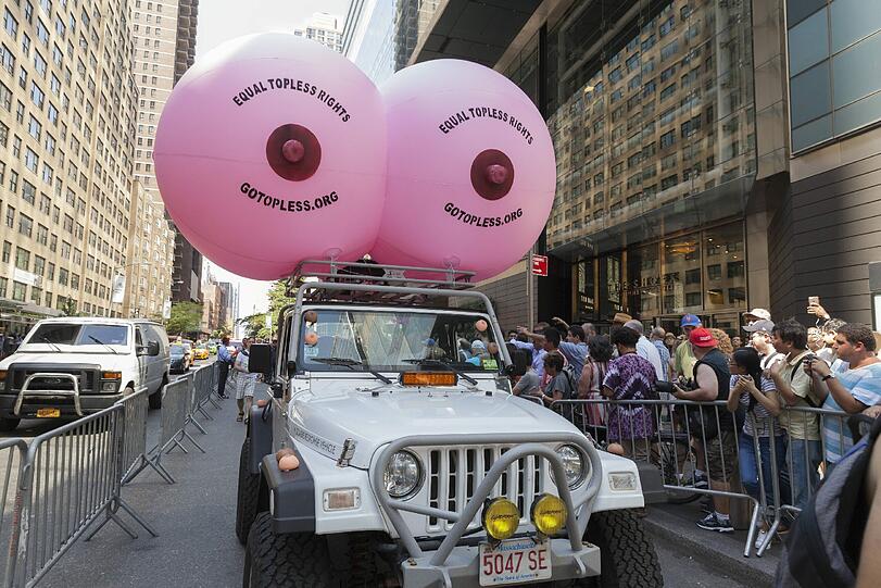 Unter dem Motto "Free your breasts! Free your mind!" ging's mit nackten Brüsten durch New York, Washington und Venice Beach in Kalifornien. Viel Spaß beim Durchklicken.
