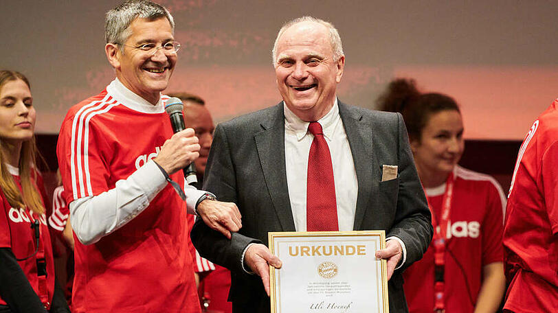 Uli Hoeneß (r.) bei seiner Verabschiedung mit dem neuen Bayern-Präsidenten Herbert Hainer