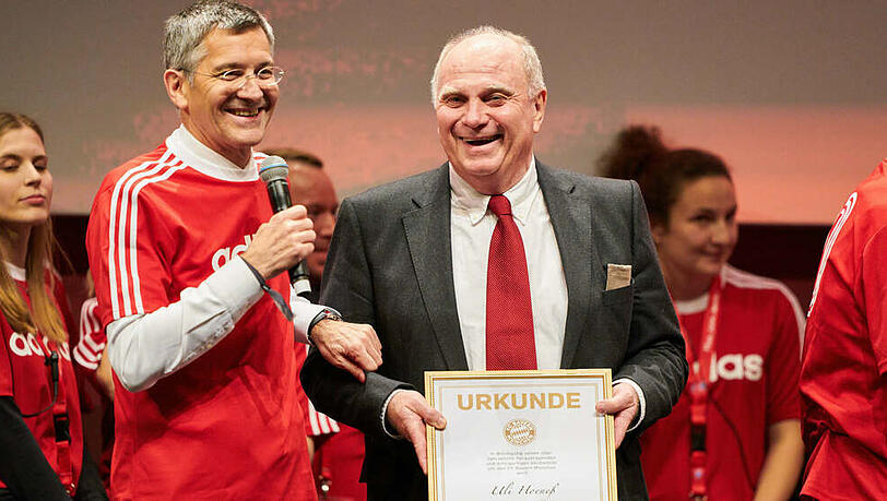 Uli Hoeneß (r.) bei seiner Verabschiedung mit dem neuen Bayern-Präsidenten Herbert Hainer Uli Hoeneß (r.) bei seiner Verabschiedung mit dem neuen Bayern-Präsidenten Herbert Hainer