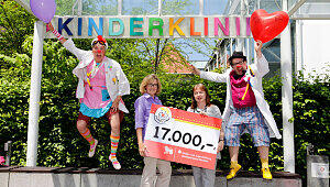 Lachende Gesichter bei der Scheckübergabe: Ilona Ramstetter (l.), Leiterin Kommunikation & Vorstandsservice der Stadtsparkasse München, und Elisabeth Makepeace-Vondrak, Geschäftsführerin von KlinikClowns Bayern. Lachende Gesichter bei der Scheckübergabe: Ilona Ramstetter (l.), Leiterin Kommunikation & Vorstandsservice der Stadtsparkasse München, und Elisabeth Makepeace-Vondrak, Geschäftsführerin von KlinikClowns Bayern.
