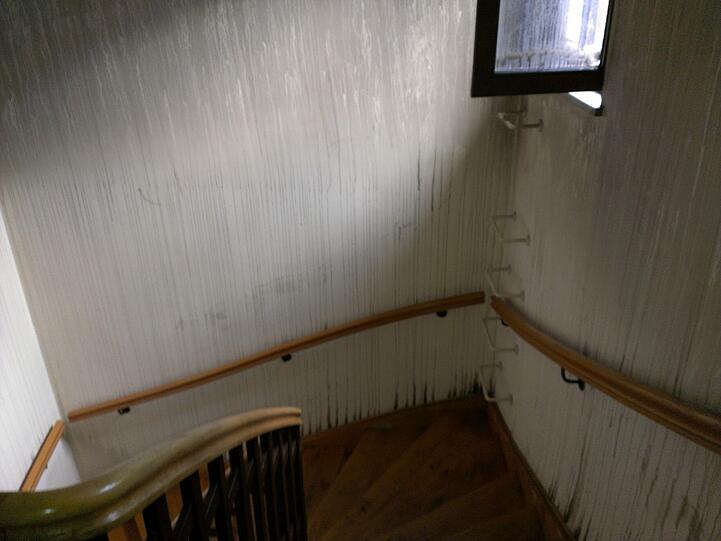 Das Treppenhaus im obersten Stockwerk ist total verrußt, es stinkt verkohlt.