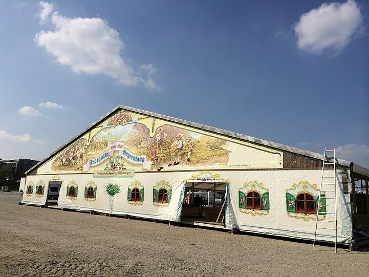 ... die Festhalle Bayernland.
